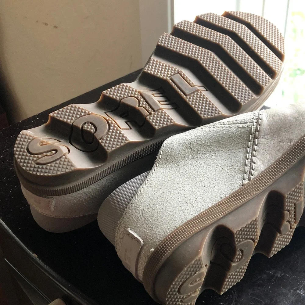 Sorel gray smooth and  leather suede slip on shoes size 8